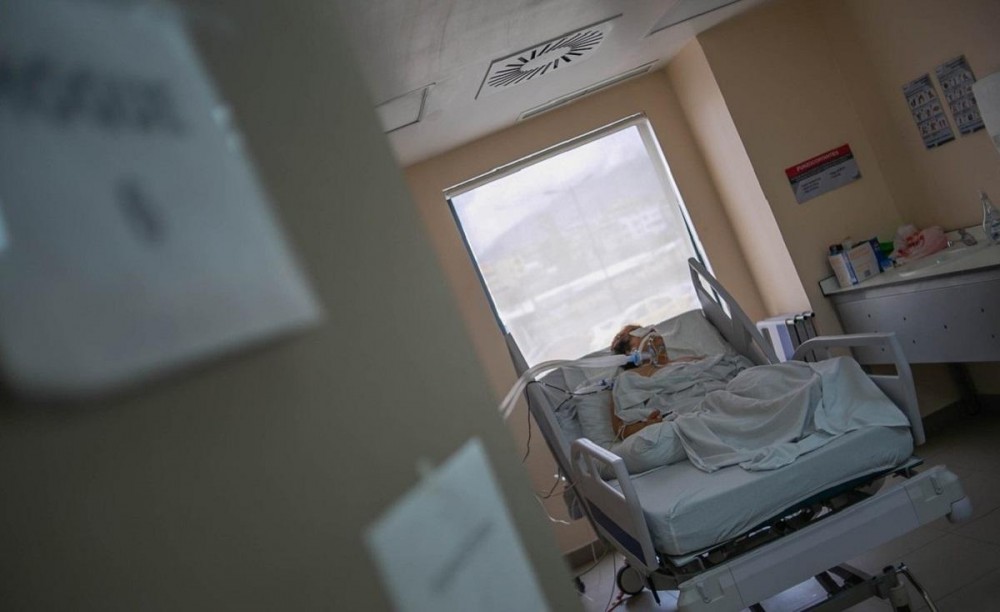 „Pacienți cu COVID sedați și legați de pat”. Scandal de proporții după dezvăluirile făcute de un fost angajat al unui spital din România